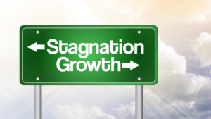 A road sign with two arrows for stagnation and growth.